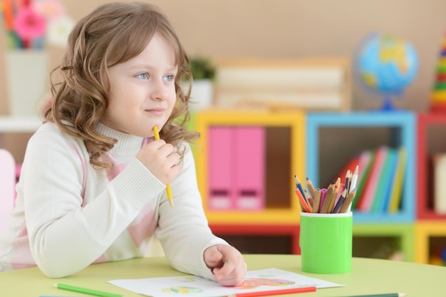 Retrato, de, lindo, niña, dibujo, en casa