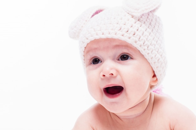 Retrato lindo de la niña con un sombrero con orejas de conejo