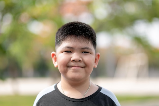 Retrato de un lindo niño asiático, la sonrisa de un niño tailandés hace un concepto de cara feliz