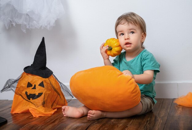 Retrato de un lindo niño en decoraciones de Halloween