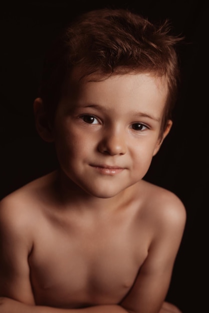 Foto retrato de un lindo niño pensativo un niño en edad preescolar