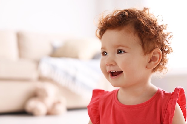 Retrato de lindo niño pequeño en casa