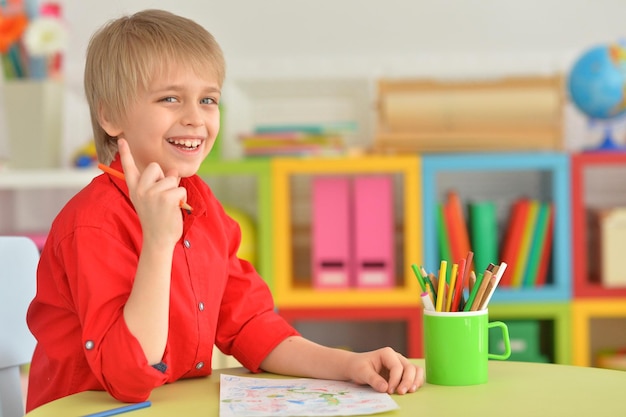 retrato, de, lindo, niño pequeño, dibujo