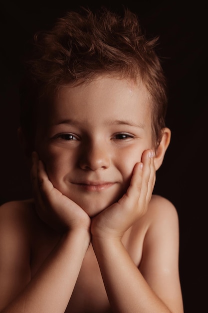 retrato de un lindo niño preescolar feliz