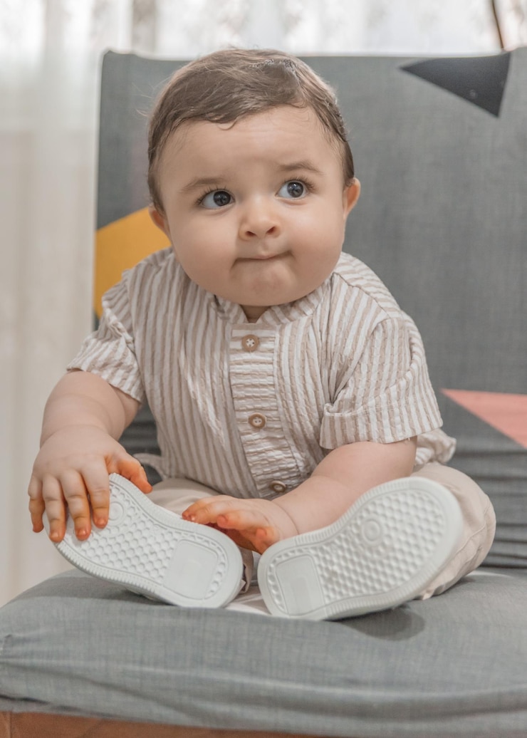 Foto retrato, de, lindo, niño, sentado, en, piso