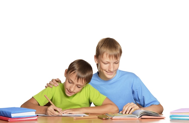 Retrato de un lindo niños leyendo libros