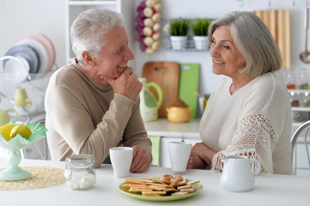 retrato, de, lindo, pareja madura, bebida, té