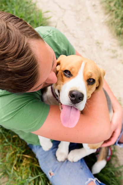 Foto retrato de lindo perrito disfrutando tiempo afuera