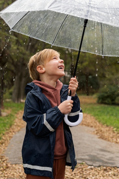 Retrato de lluvia de chico joven y guapo