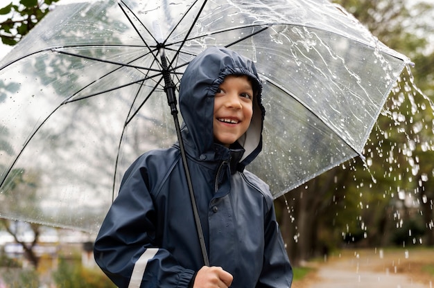 Retrato de lluvia de chico joven y guapo