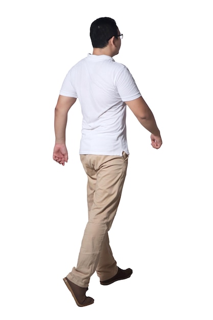 Foto retrato de longitud completa de un hombre asiático de pie caminando vista trasera aislado en blanco