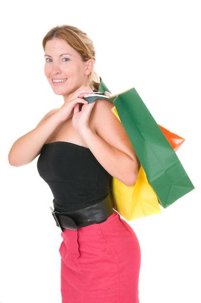 Foto retrato de longitud completa de una joven feliz con bolsas de compras sobre un fondo blanco