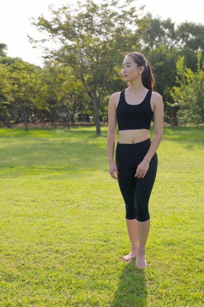 Retrato de longitud completa de mujer asiática lista para hacer ejercicio en el parque