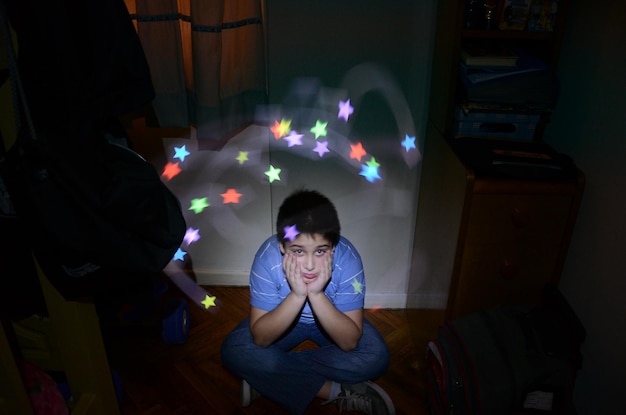 Foto retrato de longitud completa de una mujer de pie por la noche