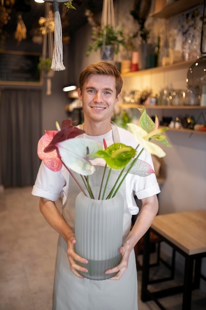 Foto retrato, de, macho joven, floristería, en el trabajo