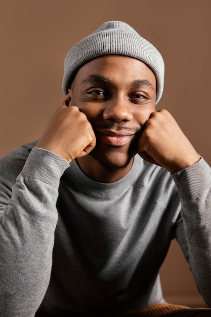 Retrato, macho, llevando, gorra