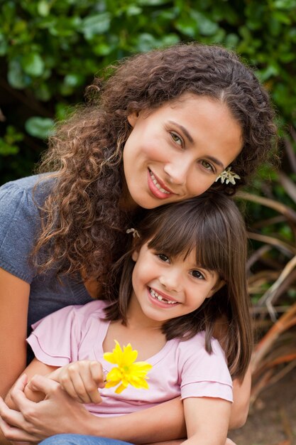 Retrato de una madre alegre con su hija