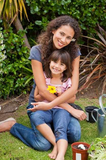 Retrato de una madre alegre con su hija