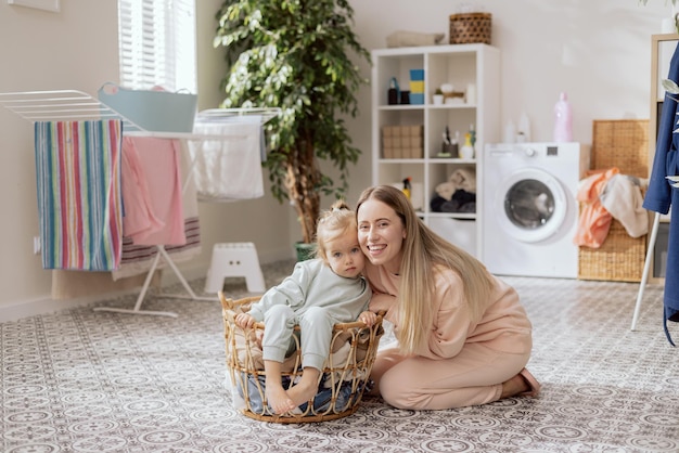 Retrato de una madre amorosa y cariñosa que cuida a una dulce hija rubia que ayuda a una mujer