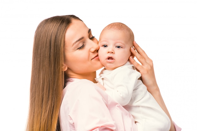 Retrato de la madre y el bebé felices en casa.