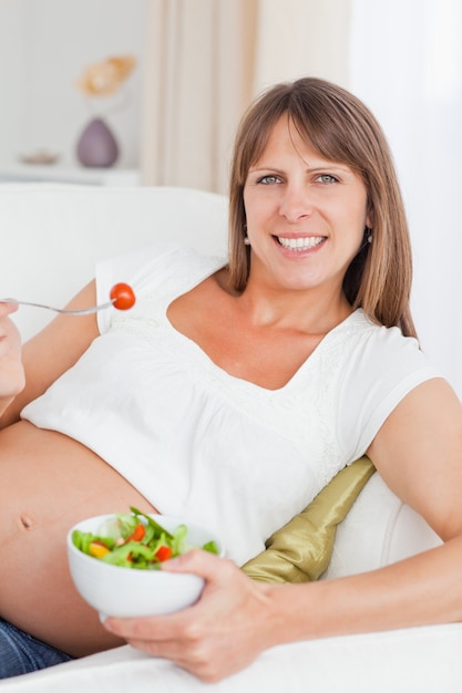 Retrato de una madre para comer una ensalada