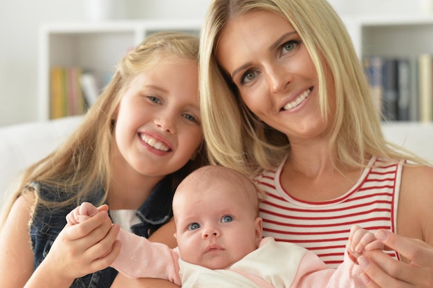 Retrato, de, un, madre, con, dos, hijas, cicatrizarse