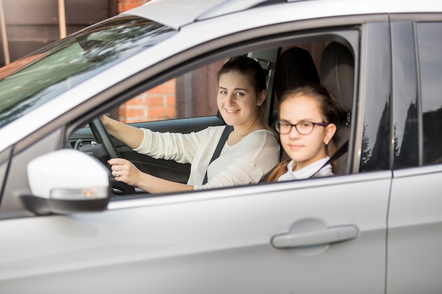 Retrato de madre y dos hijas en coche