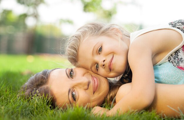 Retrato, de, madre e hija, abrazar, en, un, parque