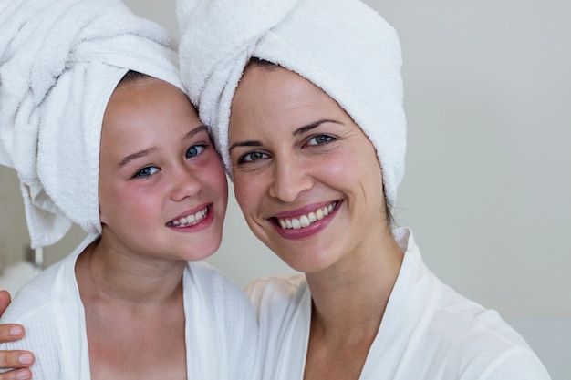 Retrato de madre e hija en bata de baño