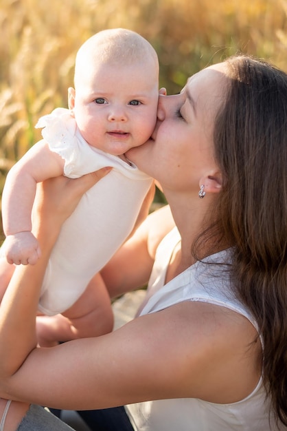 Retrato de madre e hija bebé