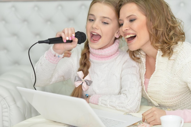 retrato, de, un, madre e hija, canto, karaoke