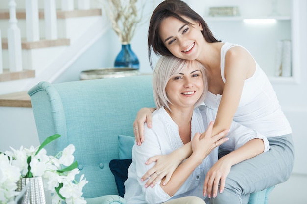 Retrato de madre e hija en casa