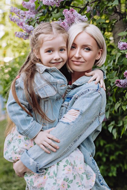 Retrato de madre e hija de cerca sobre un fondo lila