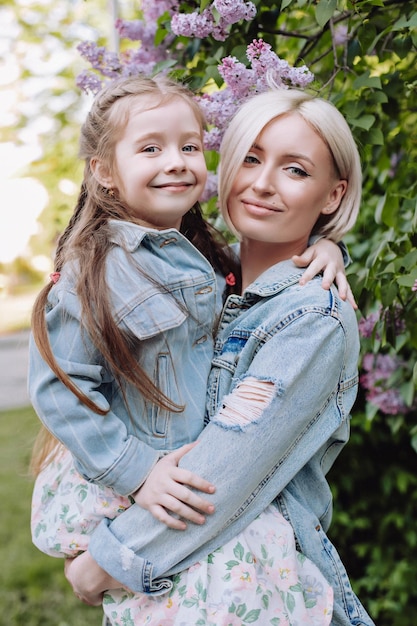 Retrato de madre e hija de cerca sobre un fondo lila