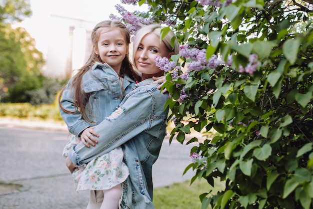 Retrato de madre e hija de cerca sobre un fondo lila