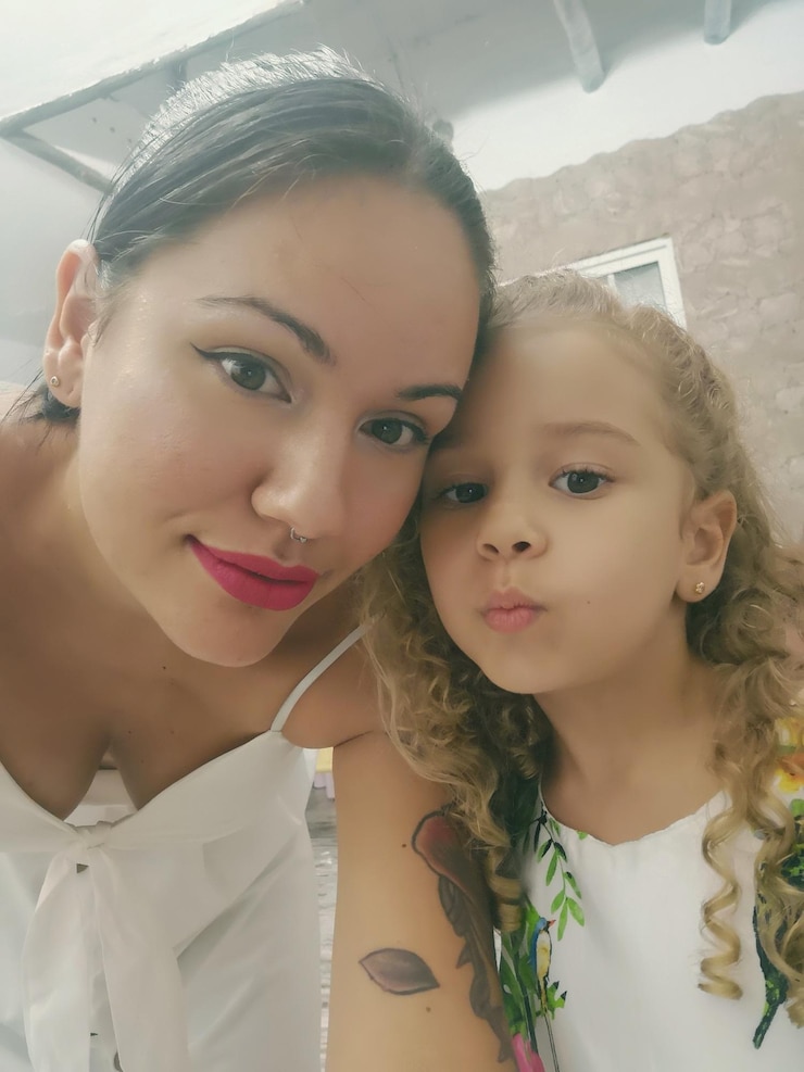 Foto retrato de madre e hija contra el edificio