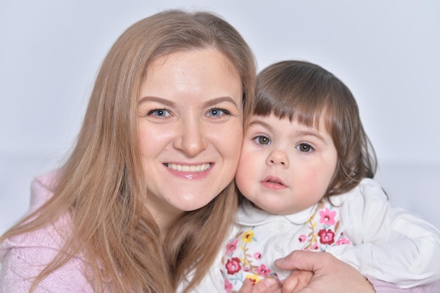 Retrato de madre e hija divirtiéndose