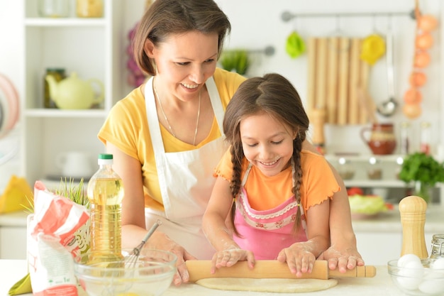 Retrato de madre e hija horneando juntas en la cocina