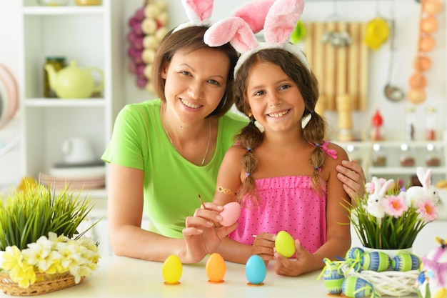 retrato, de, madre e hija, con, huevos de pascua