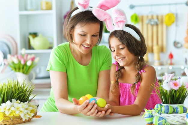 retrato, de, madre e hija, con, huevos de pascua