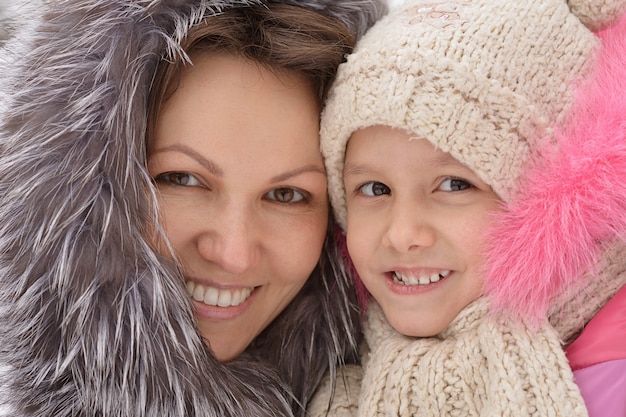 Retrato de madre e hija en invierno