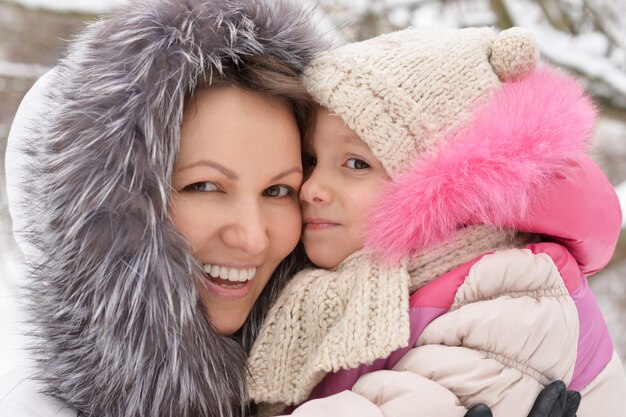 Retrato de madre e hija en invierno