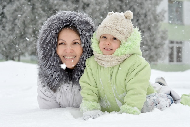 Retrato de una madre e hija en invierno