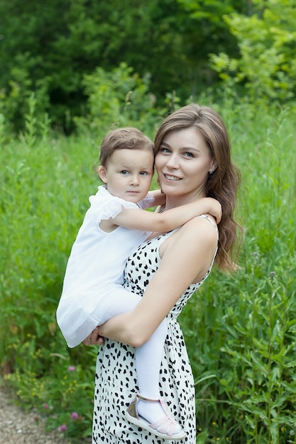 Retrato de una madre e hija en el parque