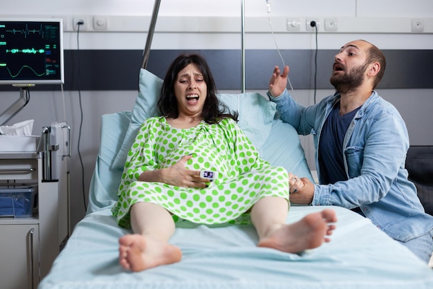 Foto retrato de madre e hija sentadas en la cama en casa