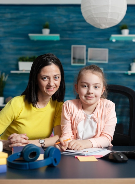 Retrato, de, madre e hija, sentado, en casa, escritorio