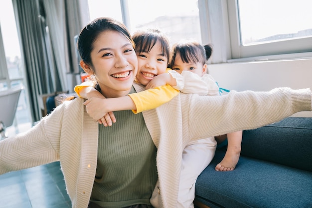 Retrato de madre e hijas asiáticas en casa