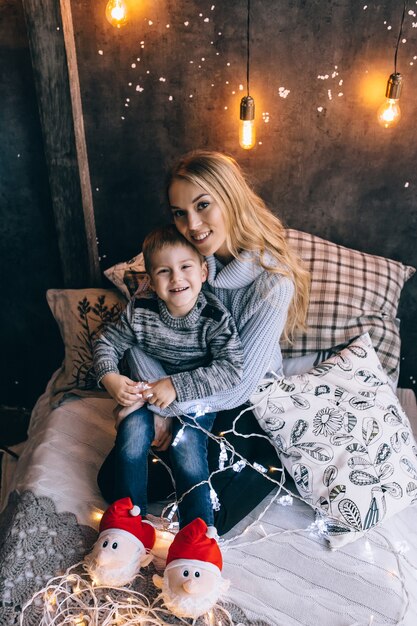 Retrato de madre e hijo en la habitación