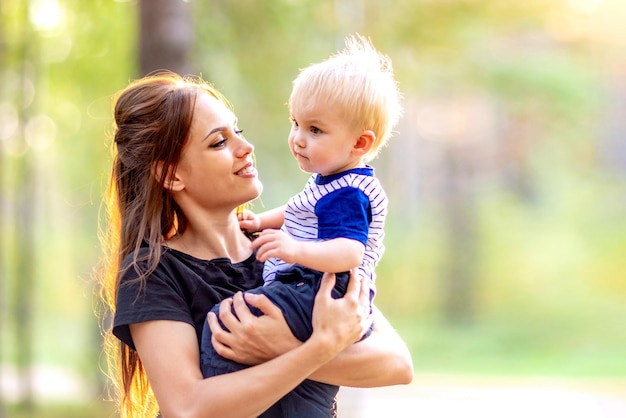 Retrato de madre e hijo pequeño