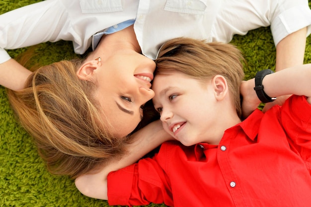 Retrato de madre e hijo posando en casa